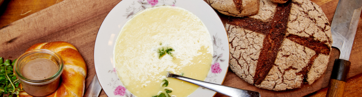 Un pain au levain et deux bâtons aux noisettes